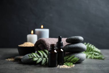 Gri masadaki aroma yağlı spa kompozisyonu
