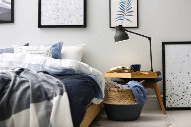 Odasında şık çarşaflar olan büyük bir yatak.