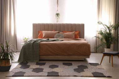 Odasında şık pamuklu çarşaflar olan bir yatak