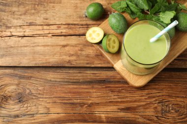 Taze feijoa smoothie ve ahşap masa üzerindeki malzemeler, düz yatak. Metin için boşluk