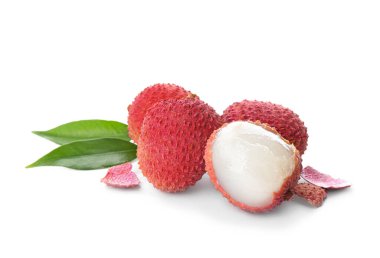 Beyaz arka planda yeşil yapraklı taze, olgun lychees