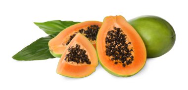 Beyaz arka planda yeşil yapraklı taze olgun papaya meyveleri.