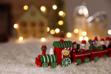 Yapay kar üzerinde parlak oyuncak treni. Noel atmosferi