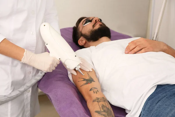 Hombre Joven Sometido Procedimiento Eliminación Tatuajes Láser Salón —  Fotos de Stock