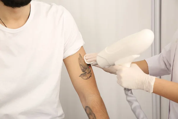 Giovane Uomo Sottoposto Procedura Rimozione Del Tatuaggio Laser Salone Primo — Foto Stock