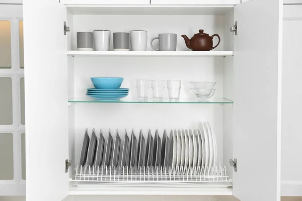 Открытый Шкаф Различной Чистой Посудой Кухне — стоковое фото