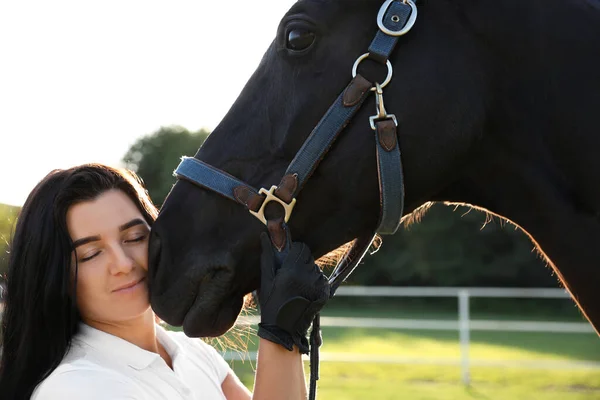 若いです女性で乗馬スーツと彼女の美しいペット屋外で晴れた日に — ストック写真