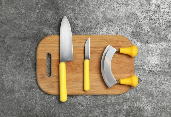 Sada Nožů Šedém Stole Pohled Shora Kuchyňské Potřeby — Stock fotografie