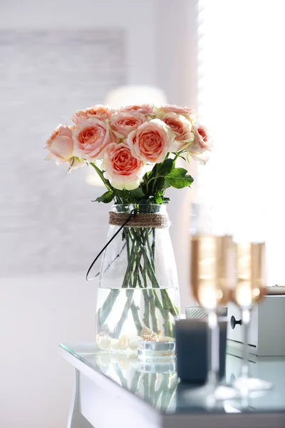 Vase Verre Avec Belles Fleurs Sur Coiffeuse Dans Intérieur Chambre — Photo