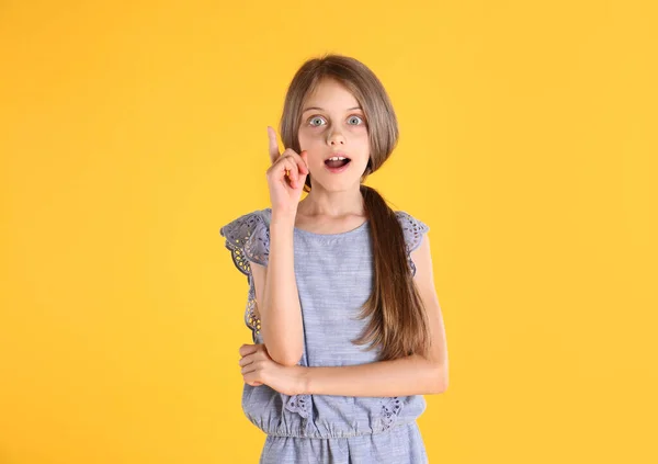 Porträt Eines Emotionalen Kleinen Mädchens Auf Gelbem Hintergrund — Stockfoto