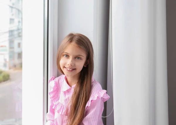 Χαριτωμένο Κοριτσάκι Κοντά Στο Παράθυρο Στο Δωμάτιο — Φωτογραφία Αρχείου