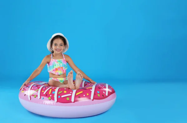 Criança Pequena Bonito Roupa Praia Com Anel Inflável Fundo Azul — Fotografia de Stock