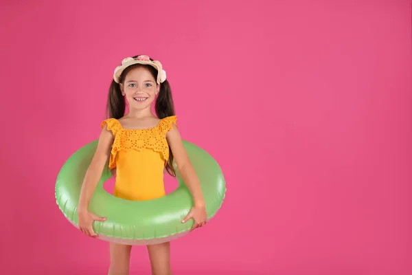 Lindo Niño Pequeño Ropa Playa Con Anillo Inflable Brillante Sobre — Foto de Stock