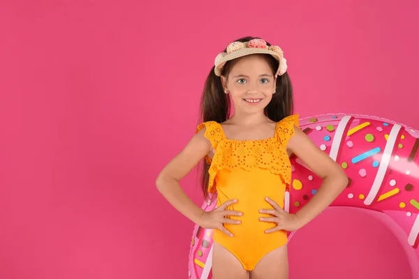 Carino Bambino Beachwear Con Anello Gonfiabile Luminoso Sfondo Rosa Spazio — Foto Stock