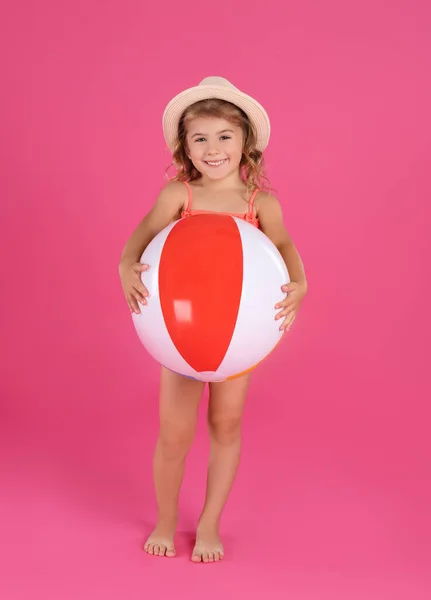 Cute Anak Kecil Pantai Dengan Bola Tiup Terang Latar Belakang — Stok Foto