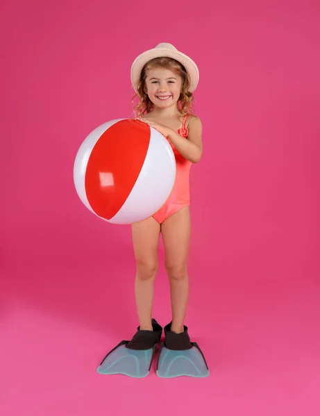 Carino Bambino Beachwear Con Palla Gonfiabile Brillante Sfondo Rosa — Foto Stock