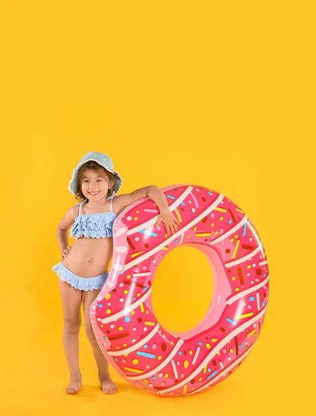 Carino Bambino Beachwear Con Anello Gonfiabile Luminoso Sfondo Giallo — Foto Stock