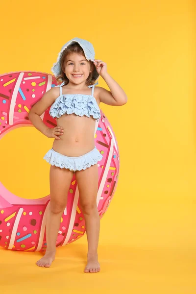 Mignon Petit Enfant Tenue Plage Avec Anneau Gonflable Lumineux Sur — Photo