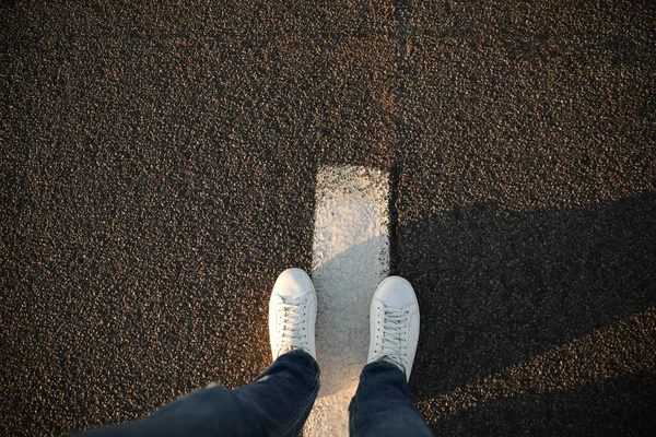 Κάτοψη Του Ανθρώπου Που Στέκεται Στο Δρόμο Λευκή Γραμμή Χώρος — Φωτογραφία Αρχείου