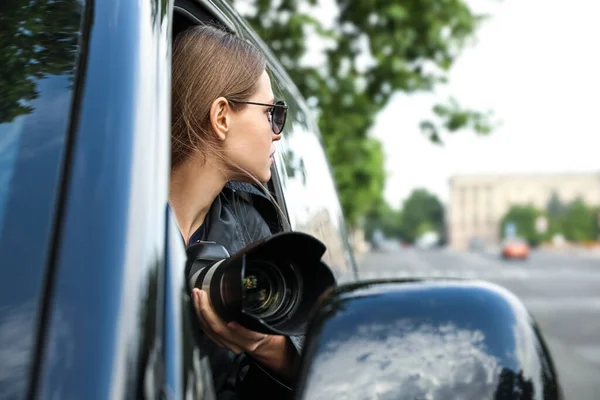 Kameralı Özel Dedektif Arabadan Gözetliyor — Stok fotoğraf