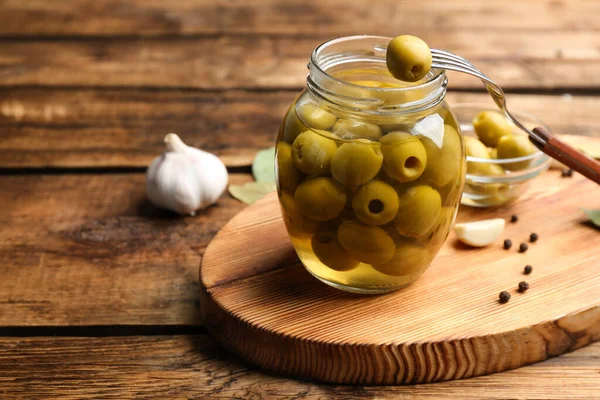 Tarro Vidrio Aceitunas Escabeche Sobre Mesa Madera Espacio Para Texto — Foto de Stock