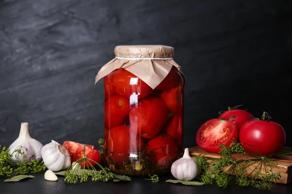 Glasburk Med Inlagda Tomater Och Ingredienser Svart Bord — Stockfoto