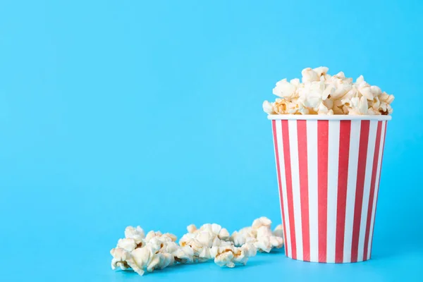 Deliciosas Palomitas Maíz Sobre Fondo Azul Claro Espacio Para Texto — Foto de Stock