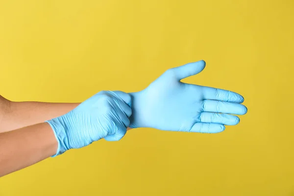 Persoon Die Blauwe Latex Handschoenen Aantrekt Tegen Gele Achtergrond Close — Stockfoto