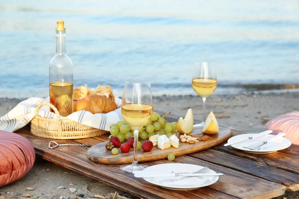 Comida Para Piquenique Vinho Branco Servido Paletes Madeira Perto Rio — Fotografia de Stock