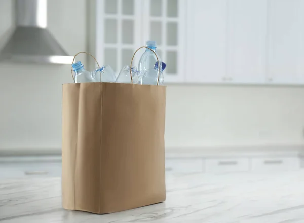 Bolsa Papel Con Botellas Plástico Usadas Mesa Cocina Espacio Para —  Fotos de Stock