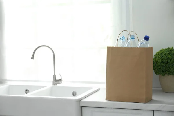Bolsa Papel Con Botellas Plástico Usadas Mostrador Cocina Espacio Para —  Fotos de Stock