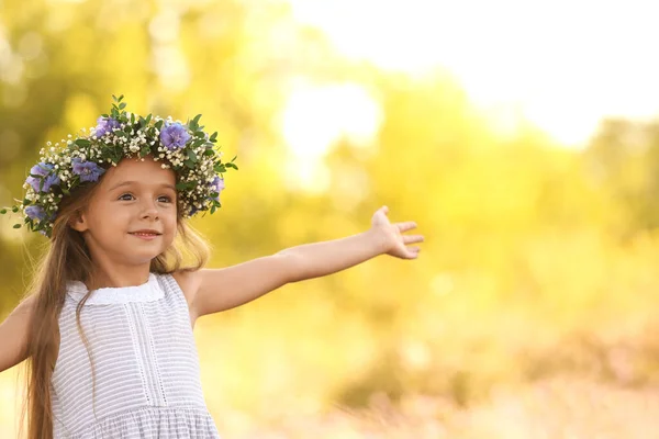 Menina Bonito Usando Coroa Flores Livre Criança Passando Tempo Natureza — Fotografia de Stock