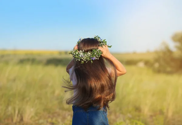 Χαριτωμένο Κοριτσάκι Που Φοράει Στεφάνι Από Λουλούδια Στην Ύπαιθρο Θέα — Φωτογραφία Αρχείου
