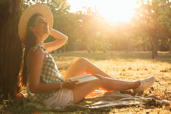 Jonge Vrouw Die Boek Leest Groen Gras Buurt Van Boom — Stockfoto