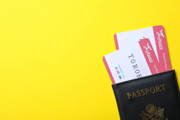 Passaporte Com Bilhetes Avia Fundo Amarelo Vista Superior Espaço Para — Fotografia de Stock