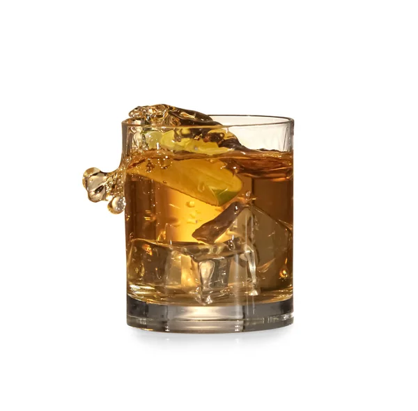 Whiskey Salpicando Vidro Fundo Branco — Fotografia de Stock