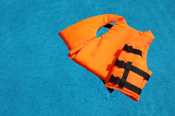 Яскраво Помаранчева Жива Куртка Плаває Басейні — стокове фото