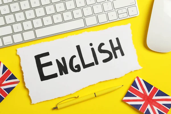 Papier Słowem Angielski Klawiatura Mysz Brytyjskie Flagi Żółtym Tle Płaskie — Zdjęcie stockowe
