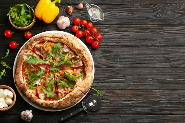 Pizza Savoureuse Avec Viande Roquette Sur Table Bois Noir Plat — Photo