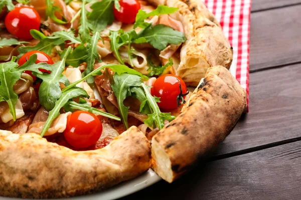 Lekkere Pizza Met Vlees Arugula Houten Tafel Close — Stockfoto