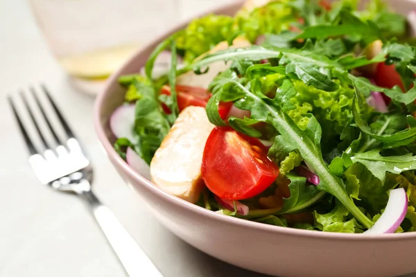 Köstlicher Salat Mit Huhn Rucola Und Tomaten Auf Dem Tisch — Stockfoto