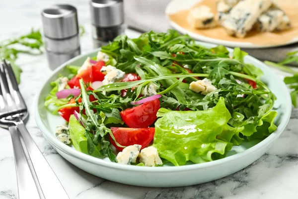 Köstlicher Salat Mit Rucola Und Tomaten Auf Weißem Marmortisch Nahaufnahme — Stockfoto