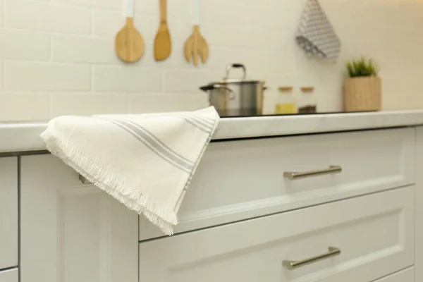 Modern Mutfakta Tezgahın Üstünde Pamuk Havlu — Stok fotoğraf