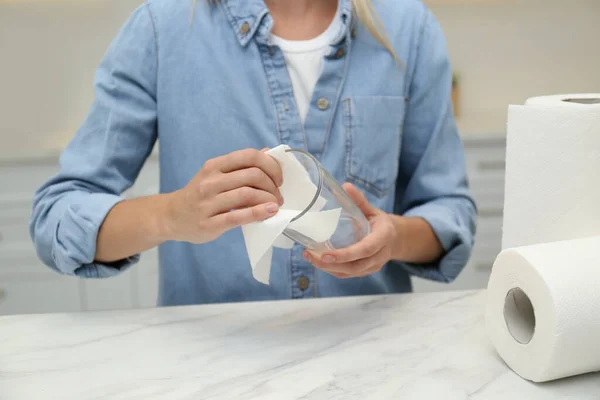 Mujer Limpiando Vidrio Con Toalla Papel Cocina Primer Plano —  Fotos de Stock