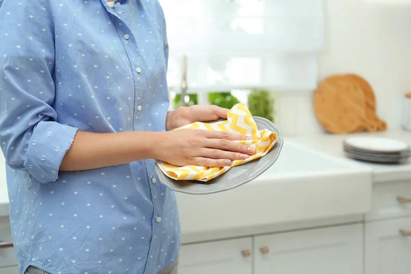 Женщина Вытирает Тарелку Полотенцем Кухне Крупным Планом — стоковое фото