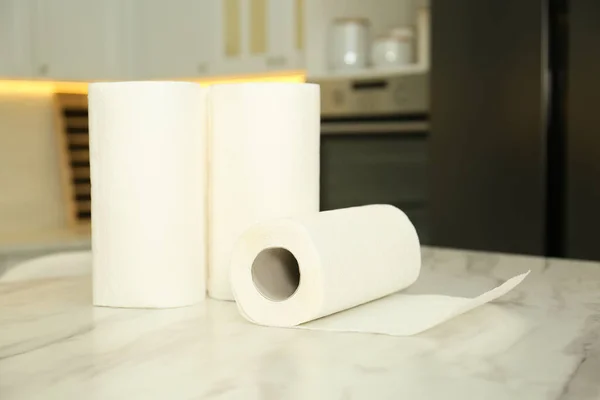Ręczniki Papierowe Białym Marmurowym Stole Kuchni — Zdjęcie stockowe