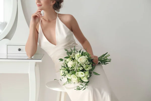 Junge Braut Trägt Hochzeitskleid Mit Schönem Strauß Zimmer Nahaufnahme — Stockfoto