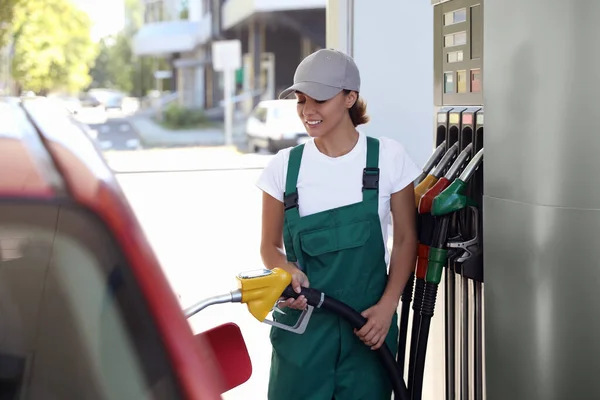Joven Trabajador Repostando Coche Moderna Gasolinera — Foto de Stock
