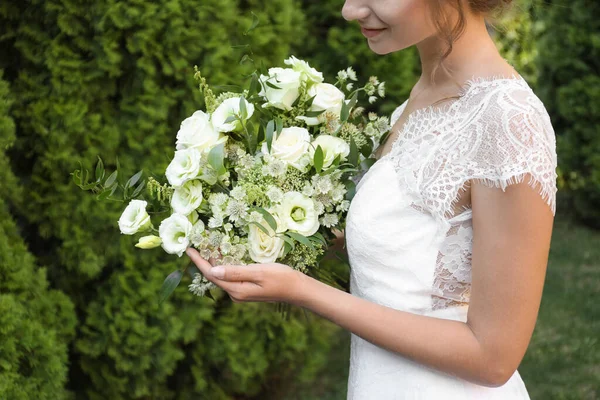 Невеста Красивом Свадебном Платье Букетом Открытом Воздухе Крупным Планом — стоковое фото