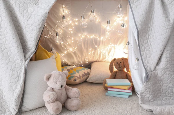 Speeltent Met Speelgoed Kussens Binnen Close Moderne Kinderkamer Interieur — Stockfoto